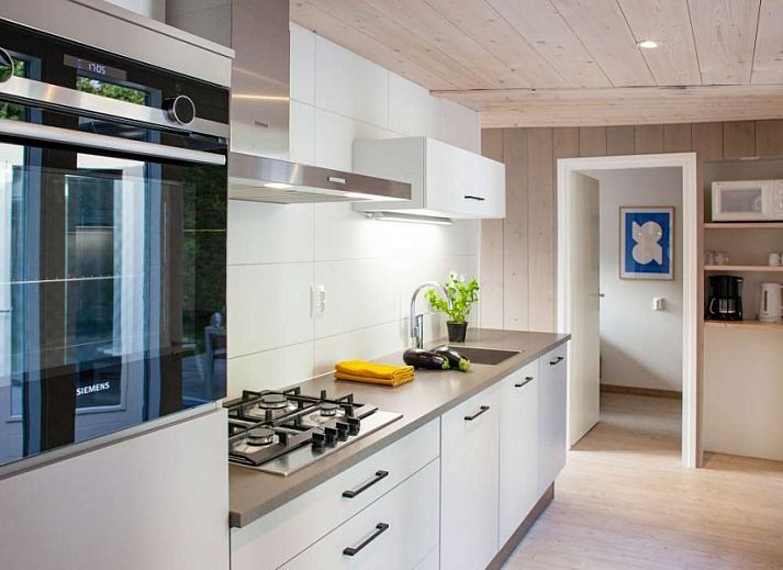 Gezellige woonkamer in bungalow AanNoordzee.nl, Sint Maartenszee, Noord-Holland.