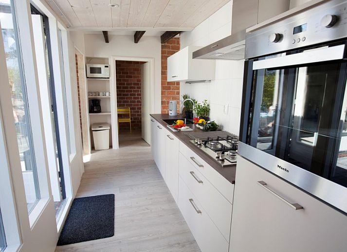 Moderne keuken in vakantiehuis AanNoordzee.nl, Noordzeekust, Noord-Holland.