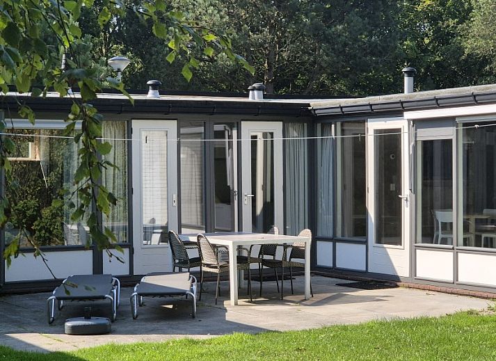 Knusse slaapkamer met uitzicht in vakantiehuis AanNoordzee.nl, Noordzeekust.