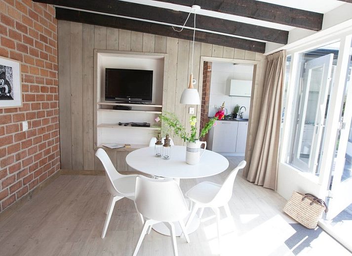 Knusse slaapkamer met uitzicht in vakantiehuis AanNoordzee.nl, Noordzeekust.