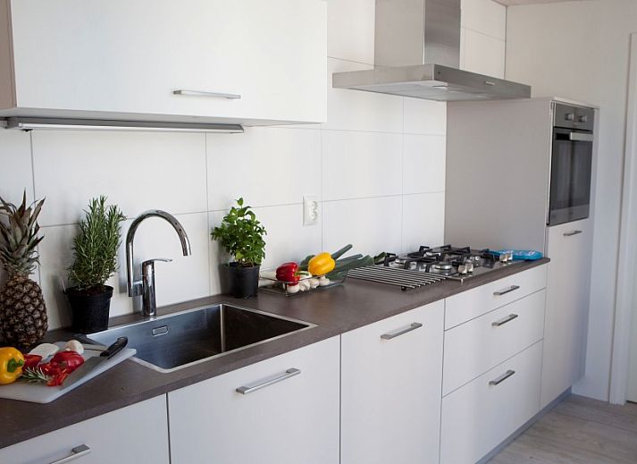 Knusse slaapkamer met uitzicht in vakantiehuis AanNoordzee.nl, Noordzeekust.