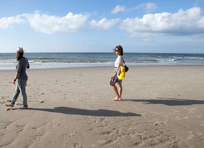 Knusse slaapkamer met uitzicht in vakantiehuis AanNoordzee.nl, Noordzeekust.