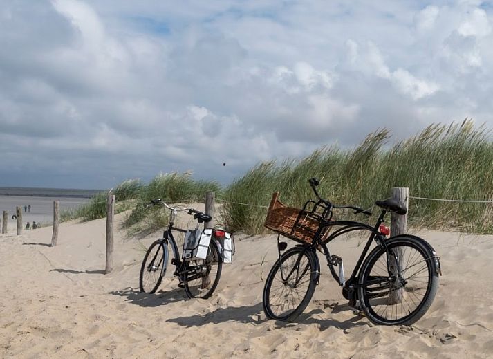Knusse slaapkamer met uitzicht in vakantiehuis AanNoordzee.nl, Noordzeekust.