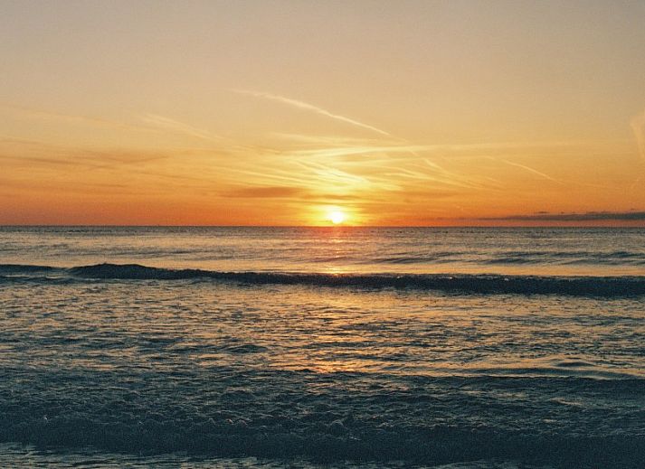 Ruim terras van bungalow AanNoordzee.nl, Sint Maartenszee, Noord-Holland.