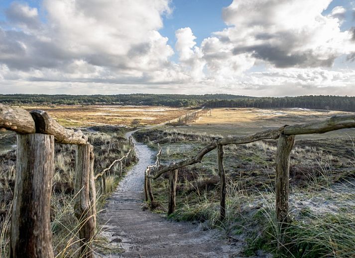 Ruim terras van bungalow AanNoordzee.nl, Sint Maartenszee, Noord-Holland.