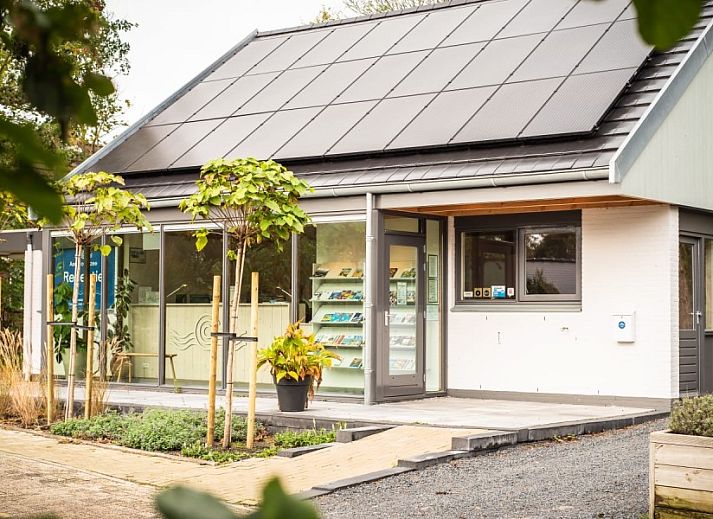 Ruim terras van bungalow AanNoordzee.nl, Sint Maartenszee, Noord-Holland.