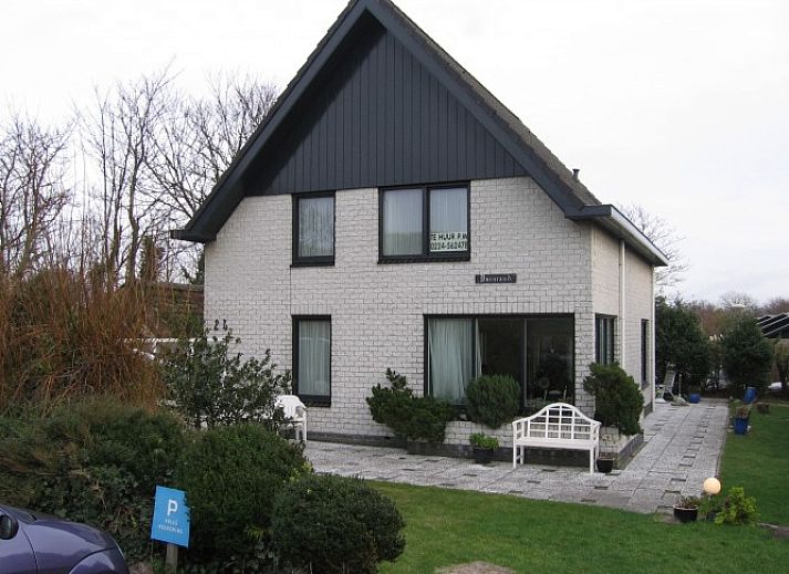 Vacation home at Holiday Park Houdewind in Sint Maartenszee, surrounded by green nature on the North Sea coast of North Holland.