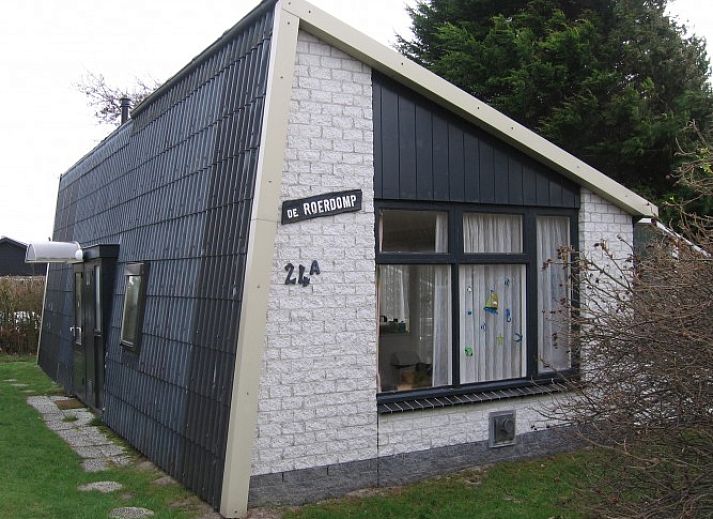 Vacation home at Holiday Park Houdewind in Sint Maartenszee, surrounded by green nature on the North Sea coast of North Holland.