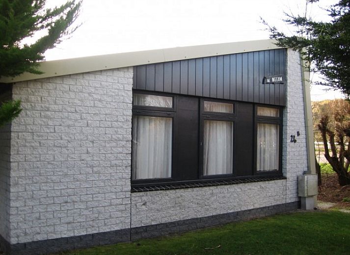 Vacation home at Holiday Park Houdewind in Sint Maartenszee, surrounded by green nature on the North Sea coast of North Holland.