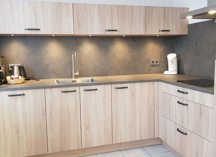 Buitenruimte van 4-6 persoons vakantiehuis in Sint Maartenszee, Noordzeekust, met terras en tuin.