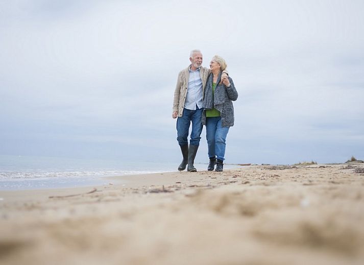 Woonkamer van 4-6 persoons vakantiehuis in Sint Maartenszee, Noordzeekust, met eethoek en zithoek.
