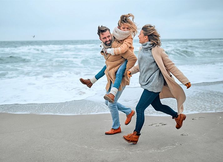 Woonkamer van 4-6 persoons vakantiehuis in Sint Maartenszee, Noordzeekust, met eethoek en zithoek.