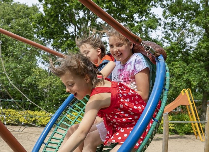 Moderne keuken in 4-6 persoons vakantiehuis in Sint Maartenszee, Noordzeekust, met houten kasten.