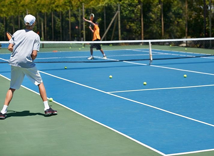 Moderne keuken in 4-6 persoons vakantiehuis in Sint Maartenszee, Noordzeekust, met houten kasten.