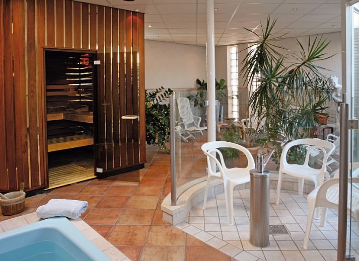 Moderne keuken in 4-6 persoons vakantiehuis in Sint Maartenszee, Noordzeekust, met houten kasten.