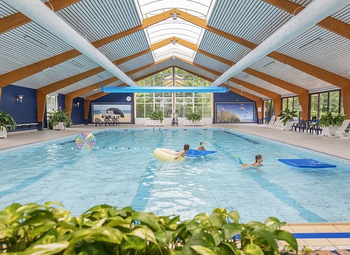 Moderne keuken in 4-6 persoons vakantiehuis in Sint Maartenszee, Noordzeekust, met houten kasten.