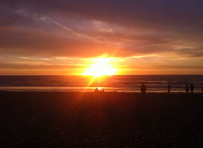 Gezellige slaapkamer in stacaravan De Zeemeeuw, Sint Maartenszee, Noordzeekust, Noord-Holland, met comfortabel bed en sfeervolle decoraties.