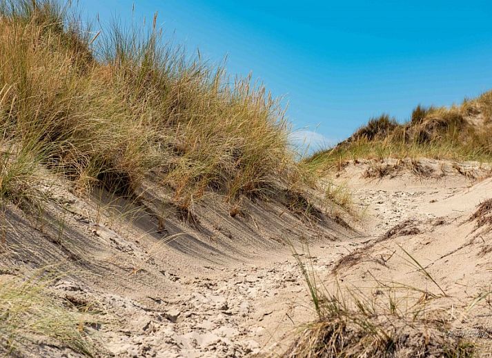 Gezellige slaapkamer in stacaravan De Zeemeeuw, Sint Maartenszee, Noordzeekust, Noord-Holland, met comfortabel bed en sfeervolle decoraties.