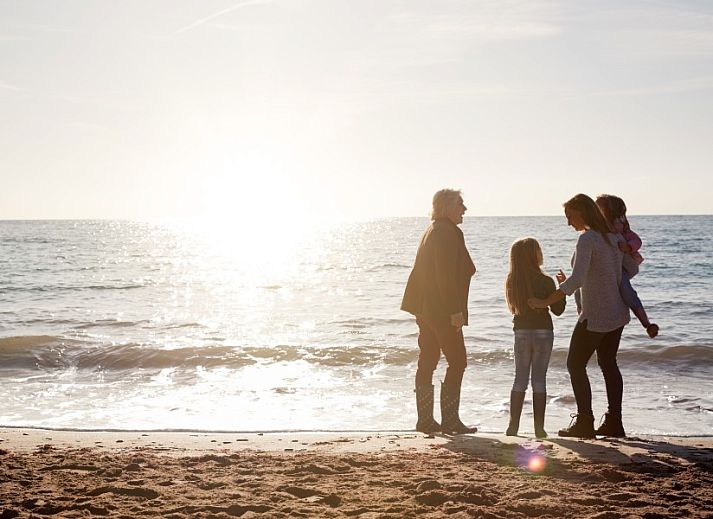 Open kitchen and sitting area in Beachvilla bungalow, Sint Maartenszee, ideal for relaxation on the North Sea coast.