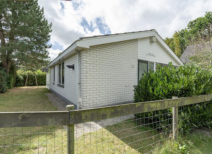 Vorderansicht des Ferienhauses Hofstee 18 Sint Maartenszee, umgeben von gruener Natur in Nordholland.