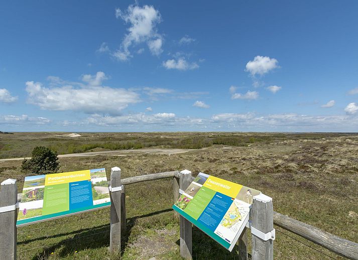 Gemuetliches Wohnzimmer der Hofstee 18 Sint Maartenszee mit Kamin und bequemer Sitzecke.