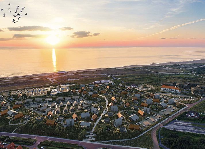 Buiten dineren bij de Vrijstaande woning in Petten, gelegen aan de prachtige Noordzeekust in Noord-Holland.