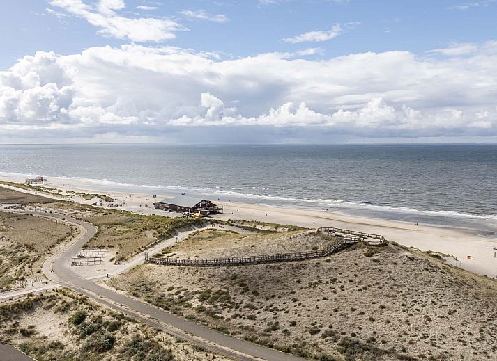 Buiten dineren bij de Vrijstaande woning in Petten, gelegen aan de prachtige Noordzeekust in Noord-Holland.