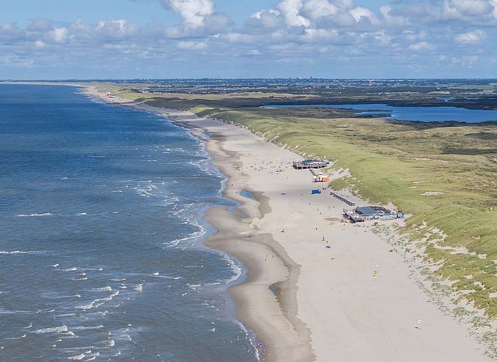 Buiten dineren bij de Vrijstaande woning in Petten, gelegen aan de prachtige Noordzeekust in Noord-Holland.