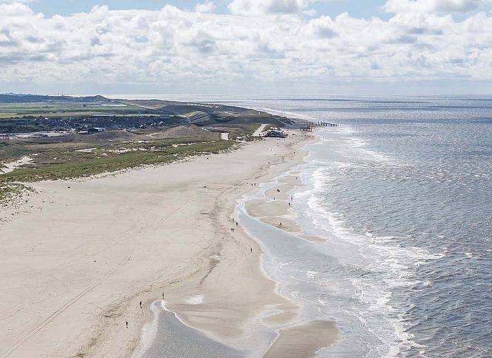Stijlvolle woonkamer in de Vrijstaande woning in Petten, Noordzeekust, Noord-Holland met uitzicht op de duinen.