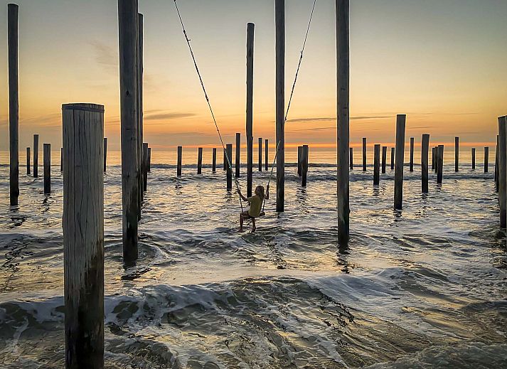 Stijlvolle woonkamer in de Vrijstaande woning in Petten, Noordzeekust, Noord-Holland met uitzicht op de duinen.