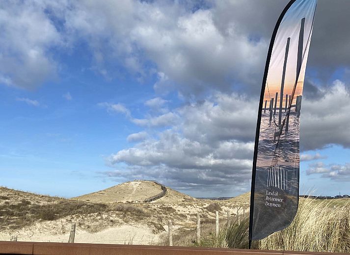 Stijlvolle woonkamer in de Vrijstaande woning in Petten, Noordzeekust, Noord-Holland met uitzicht op de duinen.