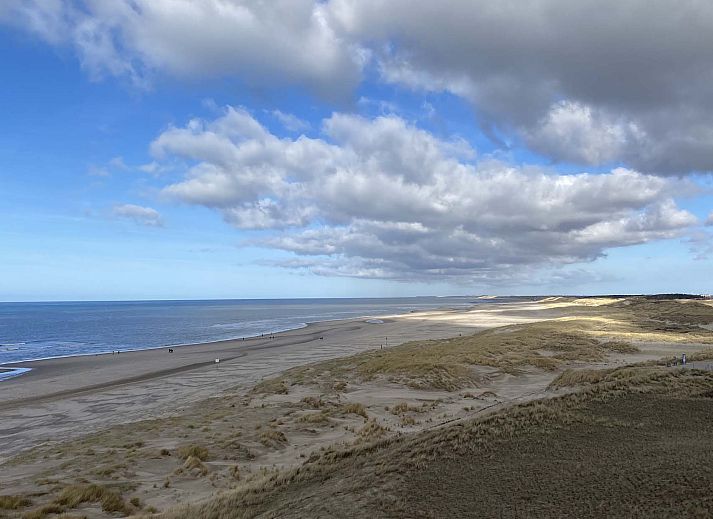 Moderne keuken in de Vrijstaande woning in Petten, Noordzeekust, Noord-Holland voor een gezellige maaltijd.