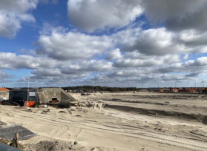 Moderne keuken in de Vrijstaande woning in Petten, Noordzeekust, Noord-Holland voor een gezellige maaltijd.