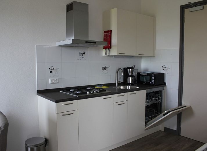 Blick vom Heuboden in Camperduin, Nordholland, mit gruenen Wiesen und blauem Himmel.