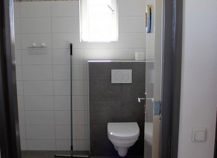 Blick vom Heuboden in Camperduin, Nordholland, mit gruenen Wiesen und blauem Himmel.