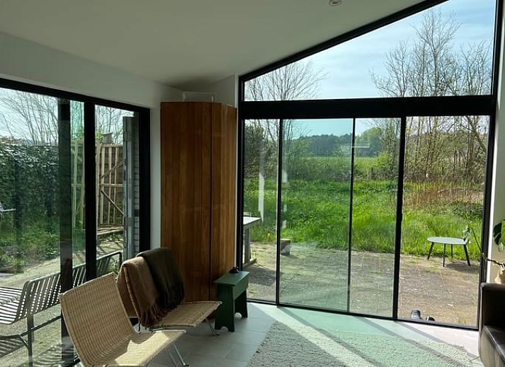 Erholsame Aussicht auf die gruene Natur vom Haus in Egmond-Binnen, einem Ferienhaus an der Nordseekueste in Nordholland.