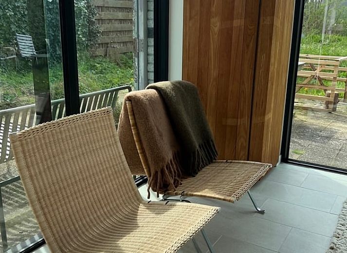 Erholsame Aussicht auf die gruene Natur vom Haus in Egmond-Binnen, einem Ferienhaus an der Nordseekueste in Nordholland.