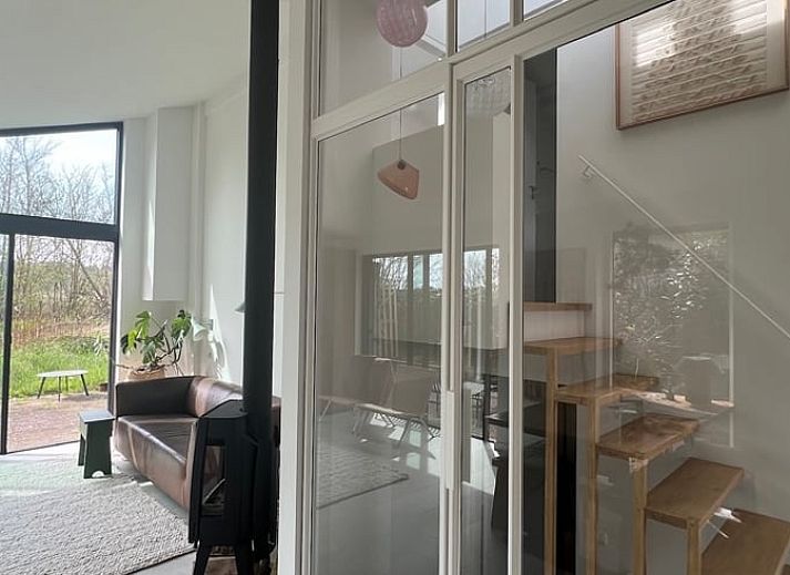 Erholsame Aussicht auf die gruene Natur vom Haus in Egmond-Binnen, einem Ferienhaus an der Nordseekueste in Nordholland.