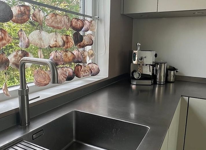 Geniessen Sie die Ruhe im Huisje in Egmond-Binnen, einem Ferienhaus an der Nordseekueste mit einem grossen Garten und einer Terrasse in Nordholland.