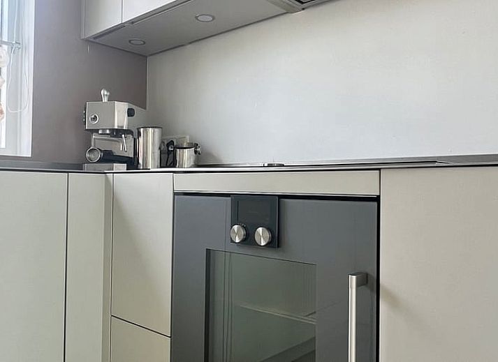 Geniessen Sie die Ruhe und den Frieden in einem Haus in Egmond-Binnen mit einem Holz-Whirlpool, umgeben von gruener Natur an der Nordseekueste in Nordholland.