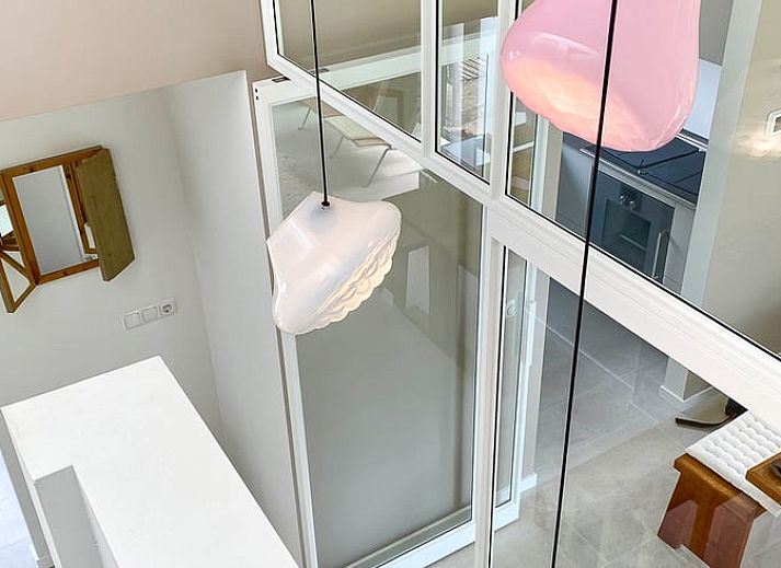 Geniessen Sie die Ruhe und den Frieden in einem Haus in Egmond-Binnen mit einem Holz-Whirlpool, umgeben von gruener Natur an der Nordseekueste in Nordholland.