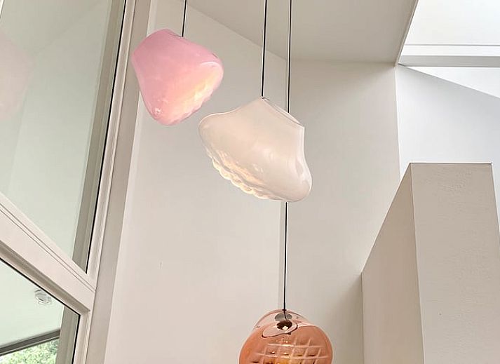 Geniessen Sie die Ruhe und den Frieden in einem Haus in Egmond-Binnen mit einem Holz-Whirlpool, umgeben von gruener Natur an der Nordseekueste in Nordholland.