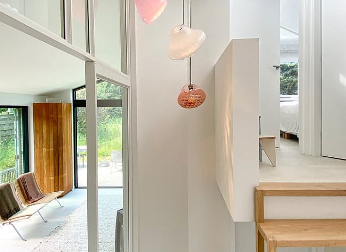 Entspannte Terrasse am Haus in Egmond-Binnen, Ferienhaus an der Nordseekueste, Nordholland, umgeben von gruener Natur.