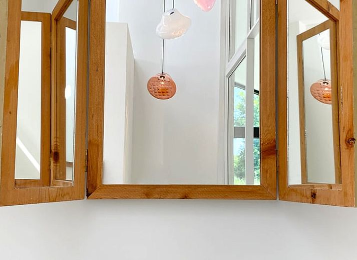 Entspannte Terrasse am Haus in Egmond-Binnen, Ferienhaus an der Nordseekueste, Nordholland, umgeben von gruener Natur.