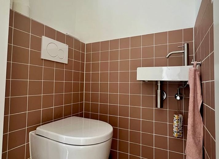 Entspannte Terrasse am Haus in Egmond-Binnen, Ferienhaus an der Nordseekueste, Nordholland, umgeben von gruener Natur.