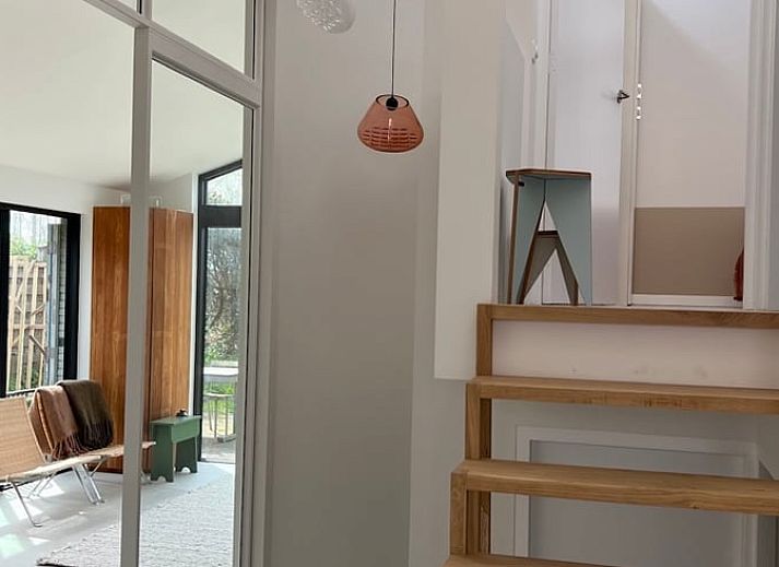 Entspannte Terrasse am Haus in Egmond-Binnen, Ferienhaus an der Nordseekueste, Nordholland, umgeben von gruener Natur.