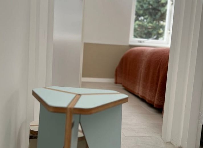 Entspannte Terrasse am Haus in Egmond-Binnen, Ferienhaus an der Nordseekueste, Nordholland, umgeben von gruener Natur.