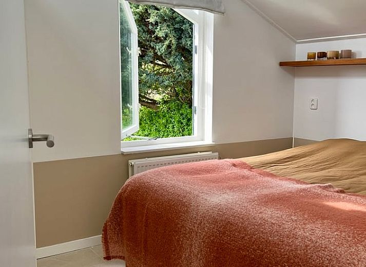 Innenbereich des Ferienhauses in Egmond-Binnen mit Blick auf die gruene Umgebung, Ferienhaus an der Nordseekueste in Nordholland.