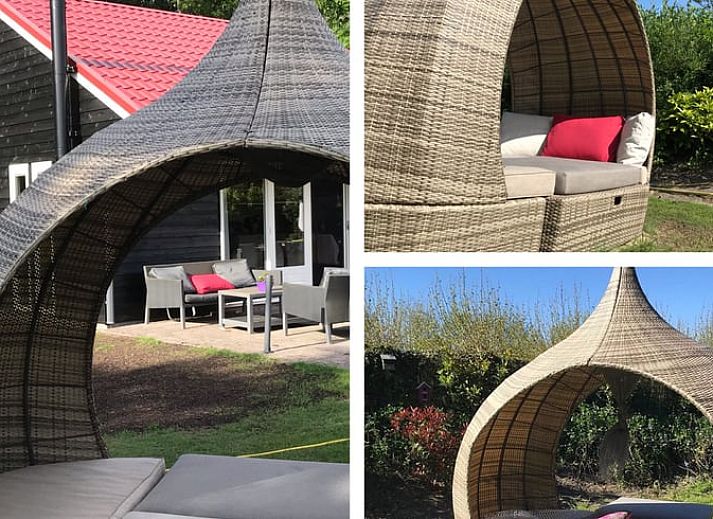 Vakantiehuis in Egmond aan den Hoef met kleurrijke bloemen in de tuin, Noordzeekust, Noord-Holland.