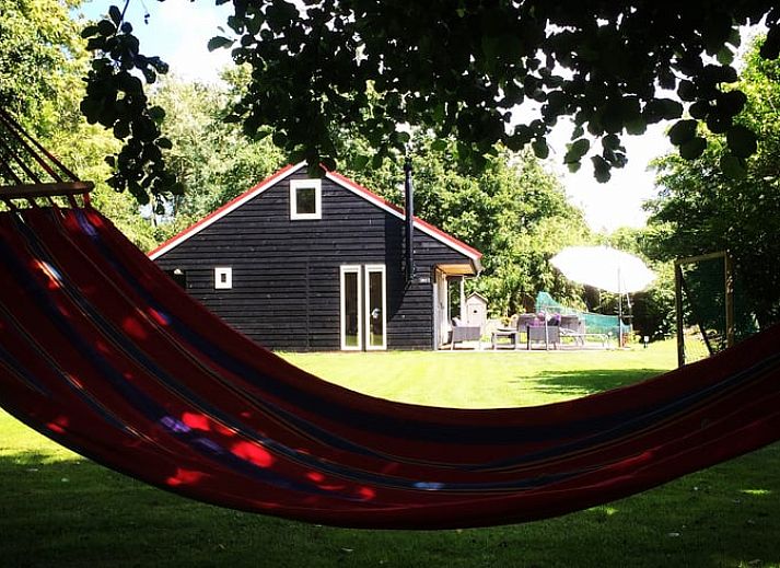 Rustige tuin bij Vakantiehuis in Egmond aan den Hoef, omgeven door natuur, Noordzeekust, Noord-Holland.